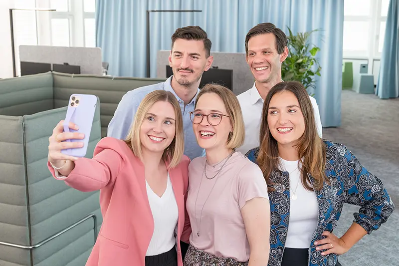 Gruppe Selfie Handy AWADO Kommunikation