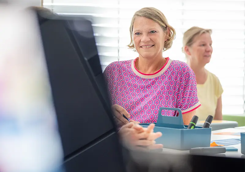 zwei Frauen am Schreibtisch AWADO Kommunikation