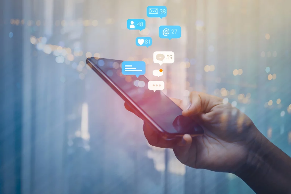 Smartphone mit Social Media Icons AWADO Kommunikation